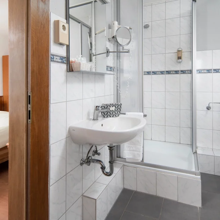 Duschbad zum Doppelzimmer
