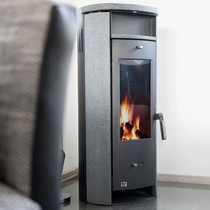 Ein Kamin sorgt für wohlige Wärme