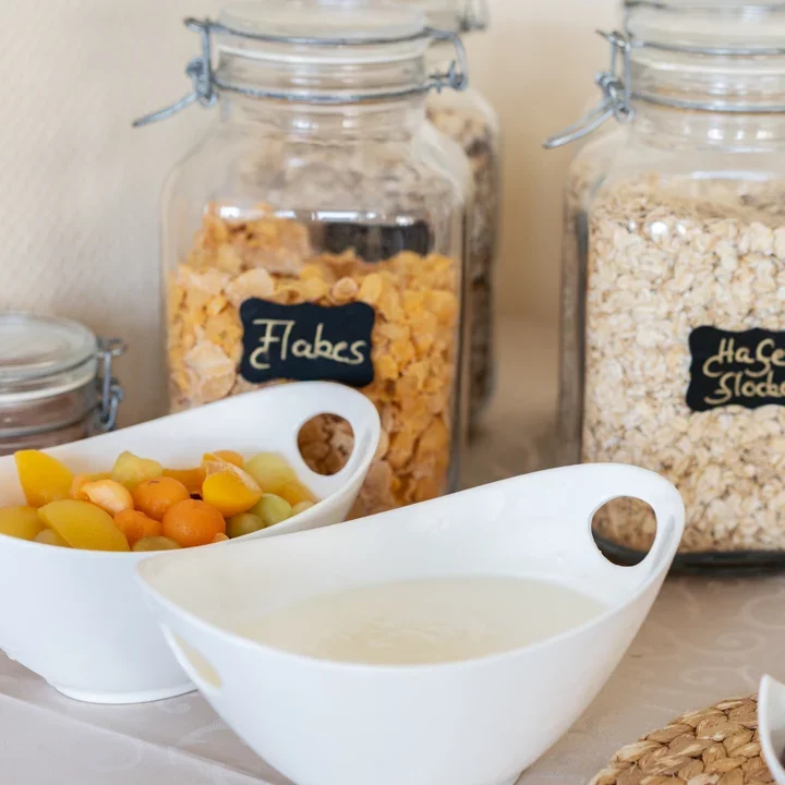 Cerealien mit frischem Obst zum Frühstück