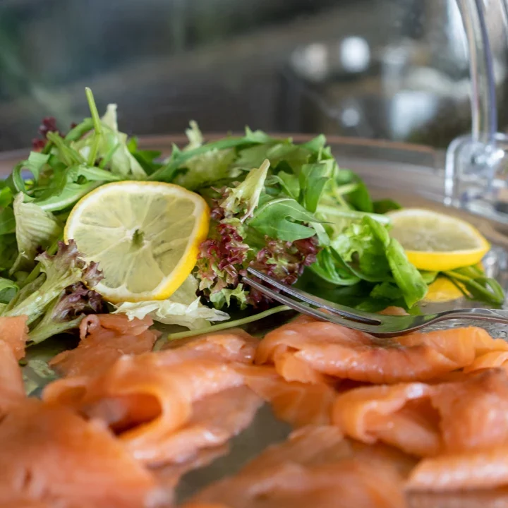 Lachs und Salat auf dem Frühstücksbufett