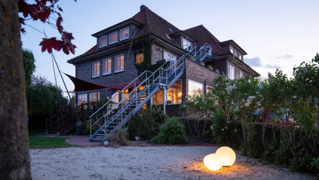 Landhotel abends stimmungsvoll beleuchtet