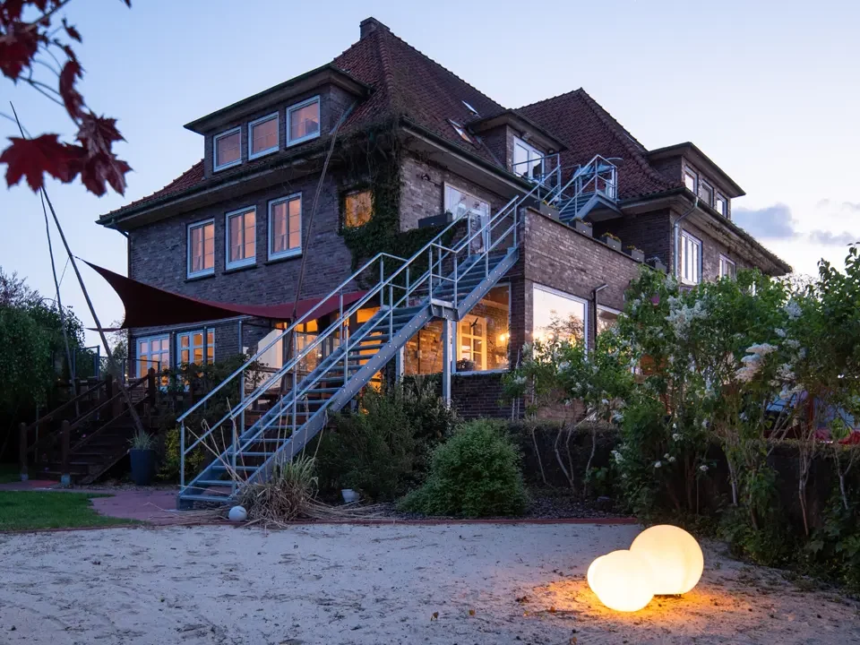 Landhotel abends stimmungsvoll beleuchtet