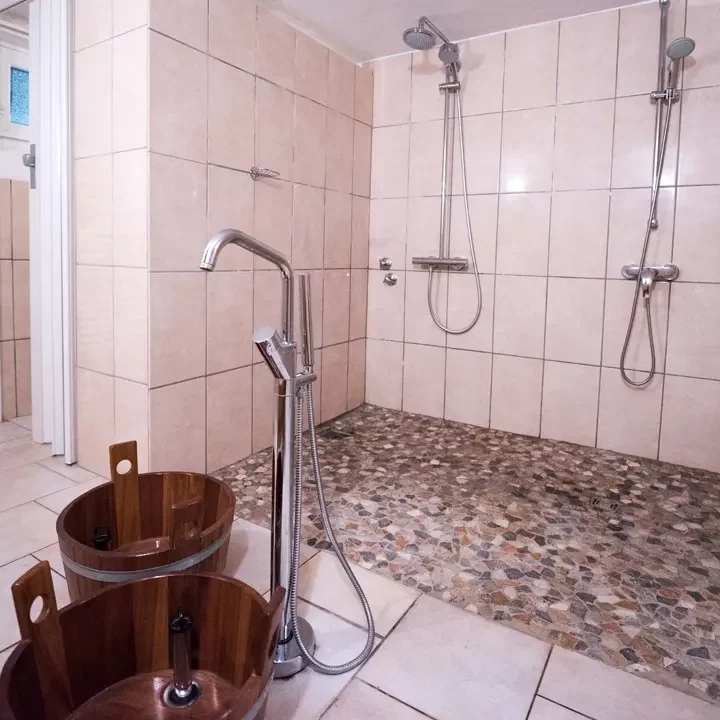 Duschen und Fußbad im Saunabereich