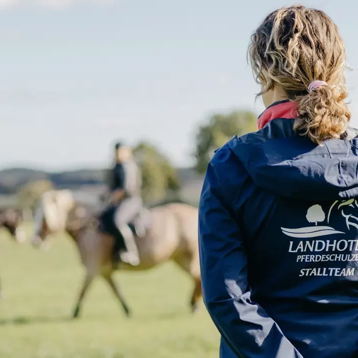 Unterricht auf dem Geländeplatz bei Silke