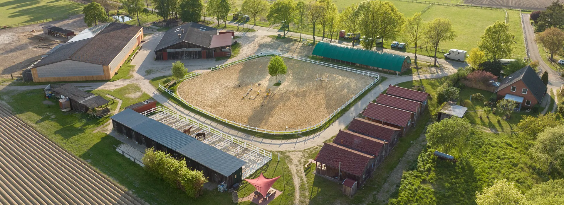 Luftbild Reitplatz und Chalets